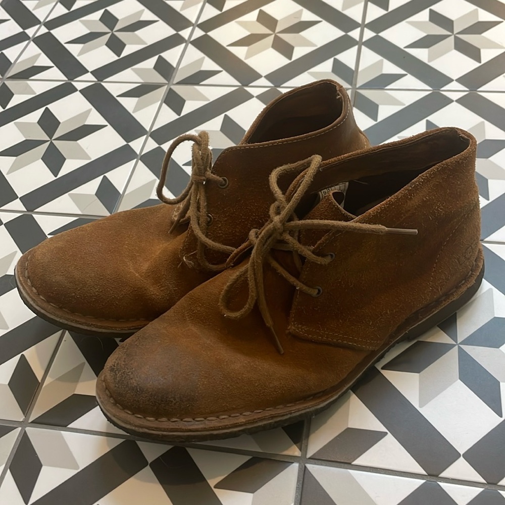 Men’s Size 10 Ugg Chukka Boots in Brown suede